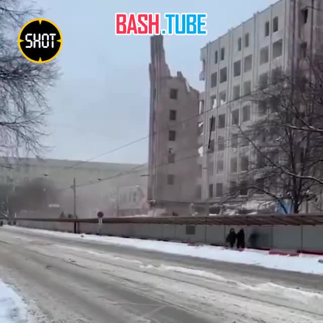 ⁣ Часть стены рухнула при сносе здания 7 корпуса Российского университета транспорта в Москве