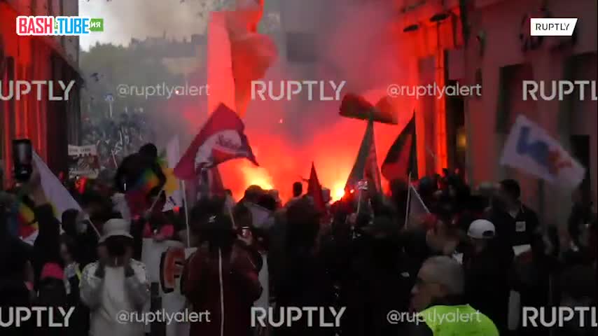  «Против ультраправых и их жестокости»: противники партии Ле Пен «Национальное объединение» устроили марш с фаерами в Лионе