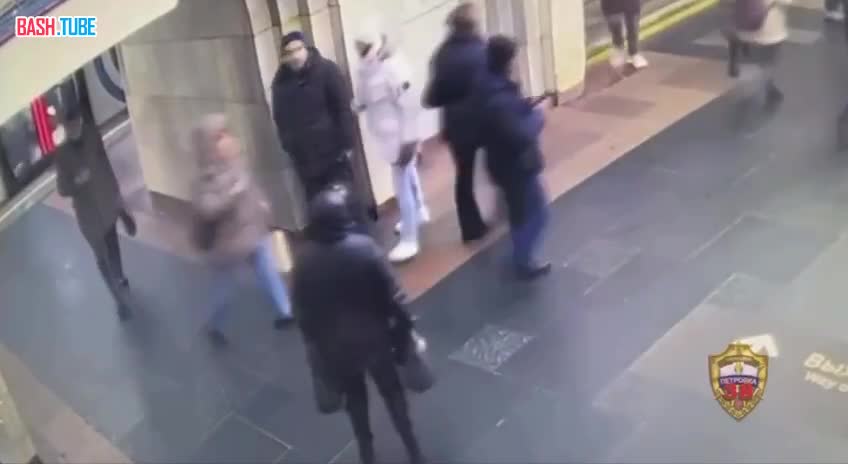  В московском метро пассажир ударил мужчину отверткой