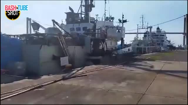 ⁣ Двое россиян, литовец и двое украинцев восемь месяцев сидят взаперти на борту рыболовецкого судна в порту в Мозамбике