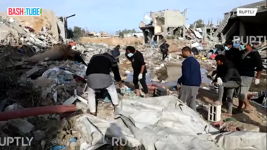 ⁣ «Нам нужно решение»: жители лагеря «Магази» в секторе Газа ищут погибших под завалами и просят о помощи в захоронении тел