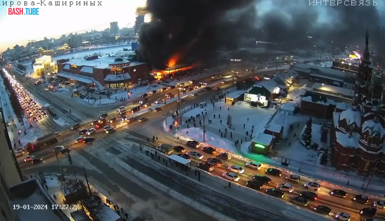 ⁣ В центре Челябинска горит рынок, площадь пожара составляет 200 квадратных метров