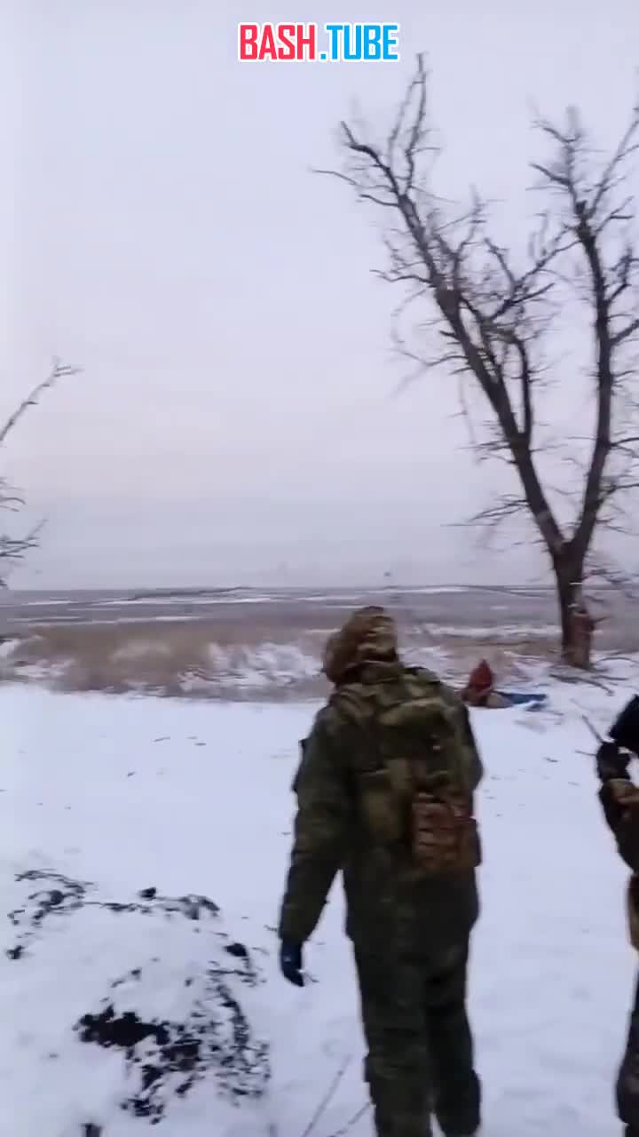 ⁣ Боец приморского добровольческого отряда метким выстрелом из ПТУР уничтожил танк противника