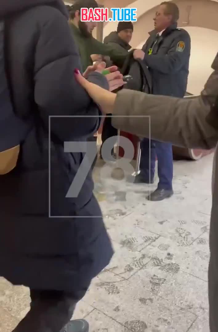  «Безбилетный» мигрант устроил дебош с электрошокером на станции метро «Дыбенко» в Питере
