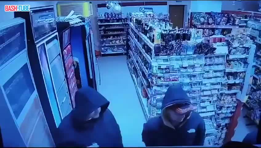  Лишившийся одной руки мужчина поругался с другим покупателем перед кассой в супермаркете