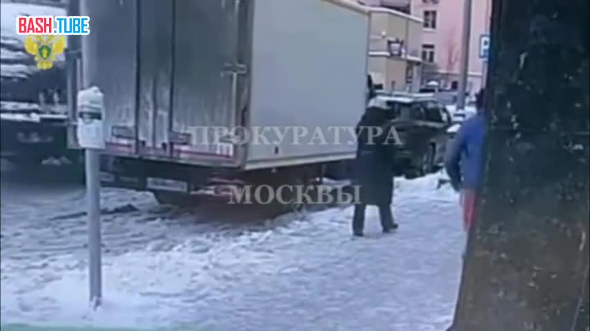 ⁣ Пьяный прохожий ударил ножом незнакомку в центре Москвы