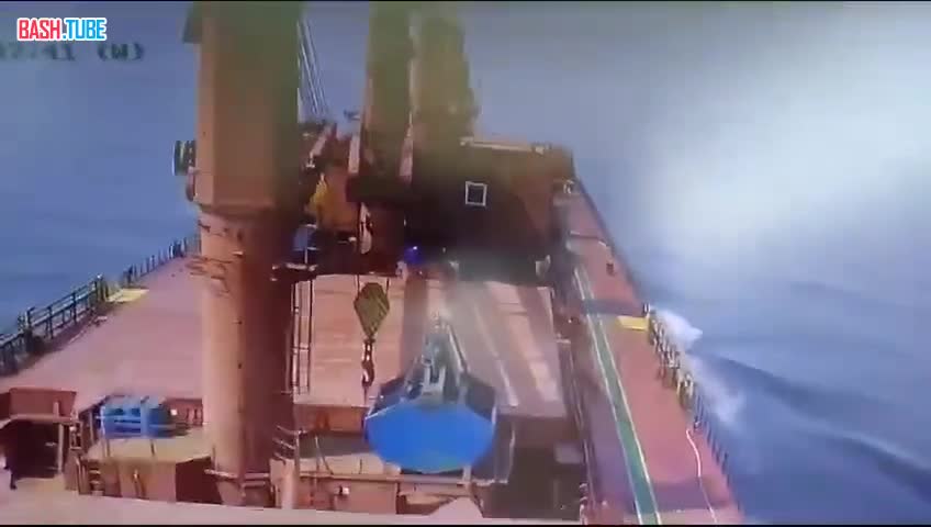 ⁣ ‍Кадры ракетной атаки хуситов на сухогруз «Зография»