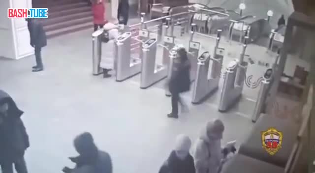 ⁣ Мужчина в метро прыгнул на турникет и сломал его
