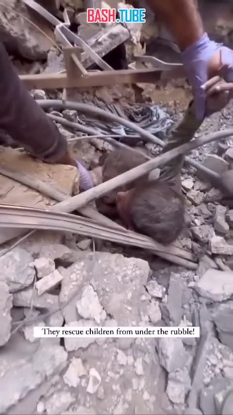  Спасатели достали из-под завалов в Газе двух палестинских детей