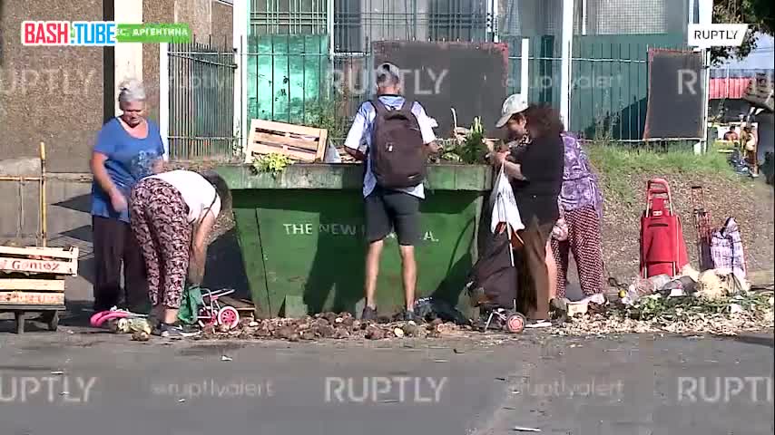 ⁣ Жители Буэнос-Айреса вынуждены искать еду в мусорных баках из-за растущей инфляции в Аргентине
