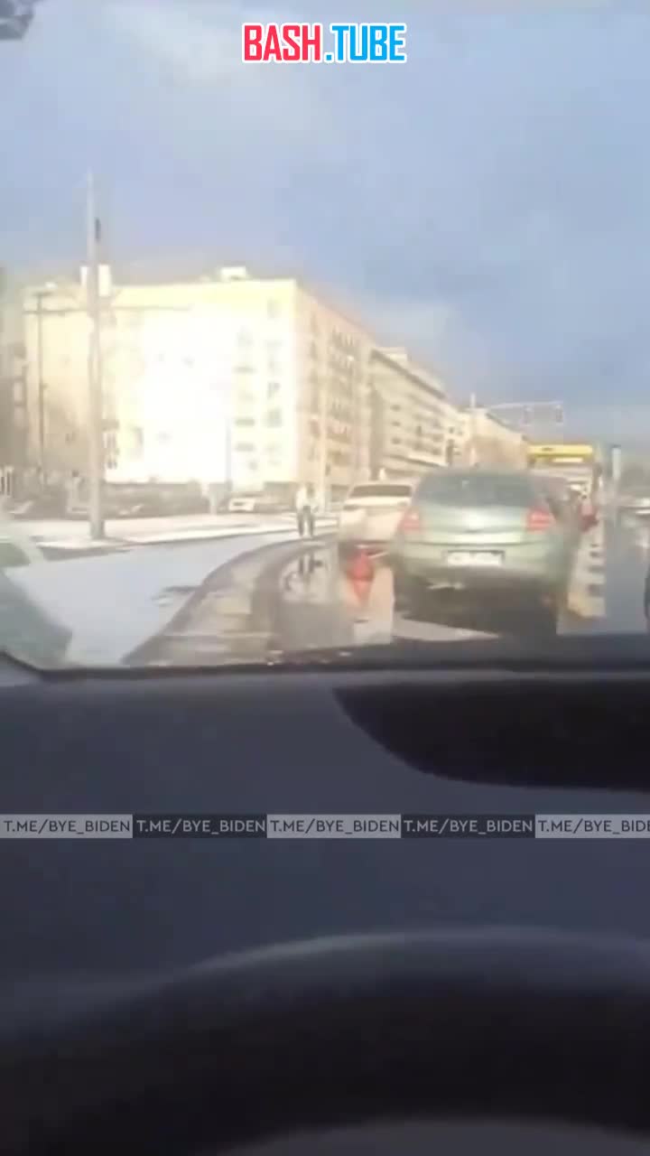  В Польше мигрант, работающий таксистом в столице, остановился посреди дороги, чтобы совершить намаз