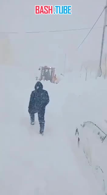 ⁣ Обстановка на улицах столицы Сахалина - трактор пытался чистить снег и нашел в сугробе машину