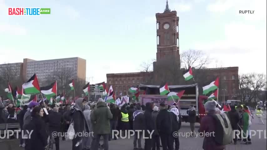 ⁣ Пропалестинские демонстранты прошли маршем по улицам Берлина