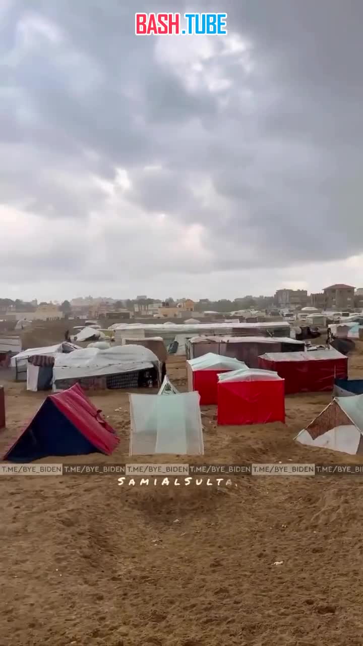 ⁣ Палестинцев, которых переселили в более безопасные от бомбежек места, живут вот в таких условиях