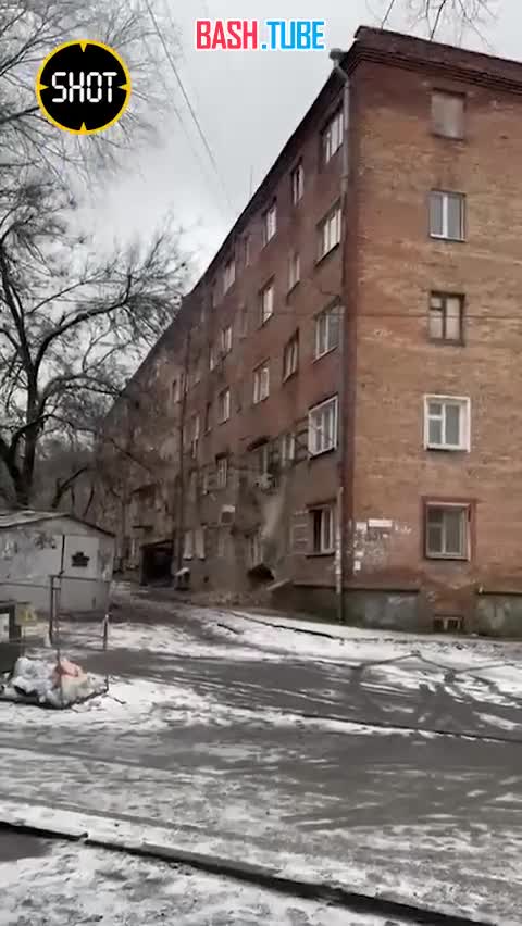 ⁣ В Ростове-на-Дону обрушился подъезд пятиэтажки, в которой накануне рухнула стена