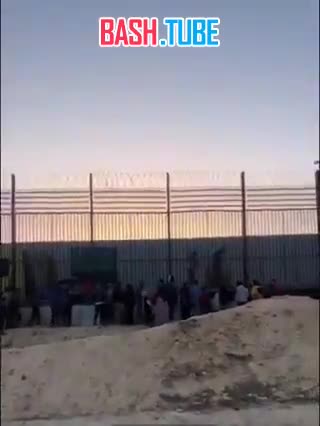  Египетские волонтеры припарковали грузовик с электрогенераторами вплотную к стене на границе с сектором Газа