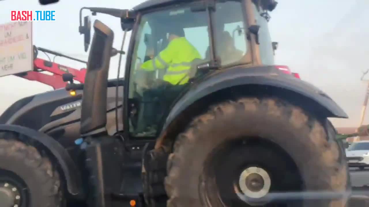⁣ Фермеры вновь протестуют в Германии - порядка 200 тракторов заблокировали движение по автобану недалеко от Штутгарта
