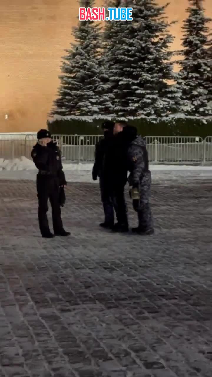 ⁣ В самом сердце столицы на Красной площади задержали мужчину, который кричал «Слава Украине»