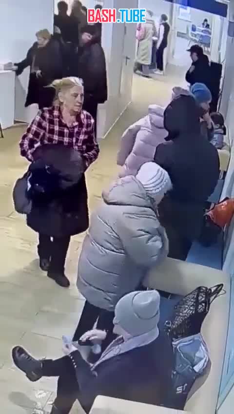 ⁣ В поликлинике московского района Строгино одна старушка совершенно бессовестно украла ценности из сумки другой бабушки