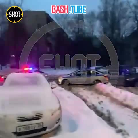 ⁣ Прохожий напал с ножом на полицейского в Москве