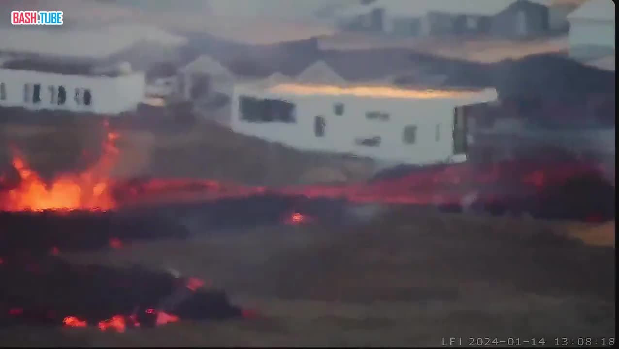  В Исландии лава достигла домов в городе Гриндавик и они загорелись