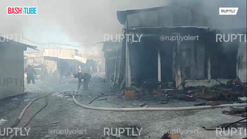 ⁣ Сотрудники МЧС РФ ликвидировали пожар площадью 1000 квадратных метров на Кировском рынке в Самаре