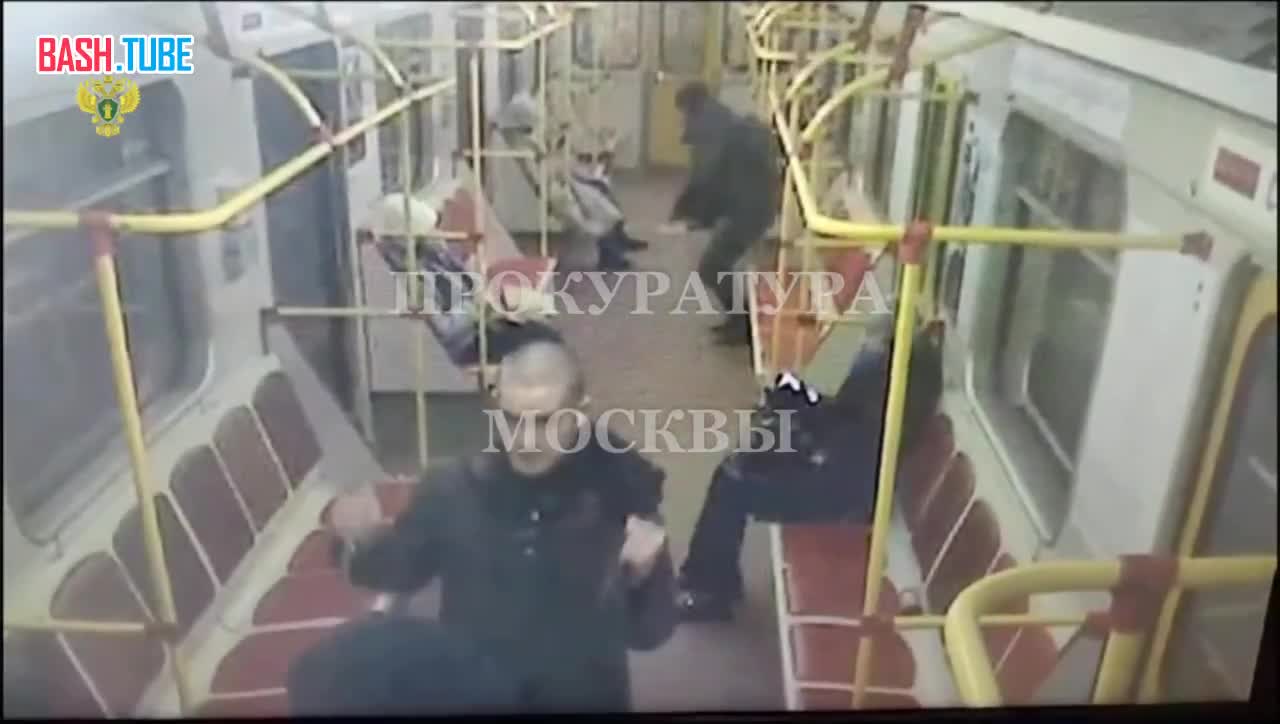 ⁣ Мужчина повздорил с двумя омичами в вагоне поезда в московском метро из-за «неправильного взгляда»