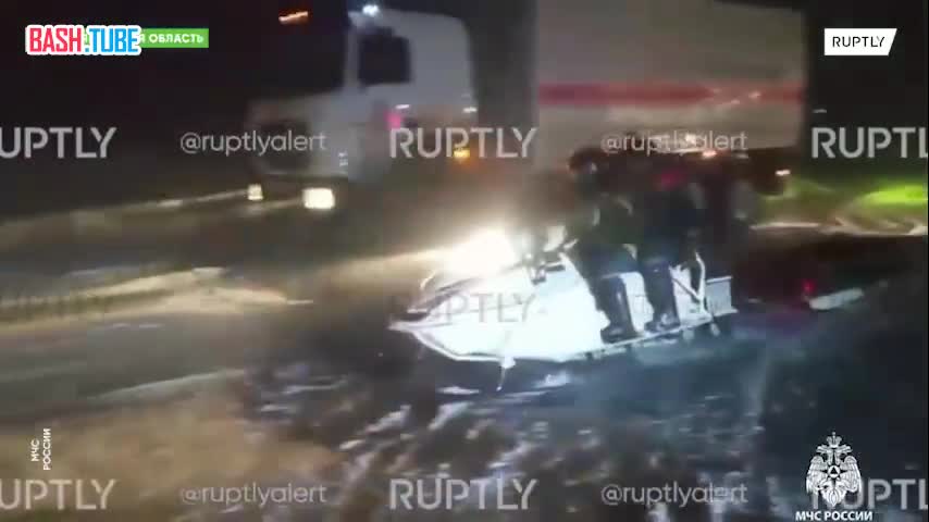  Спасатели оказывают помощь автомобилистам, застрявшим в пробке в Ульяновской области