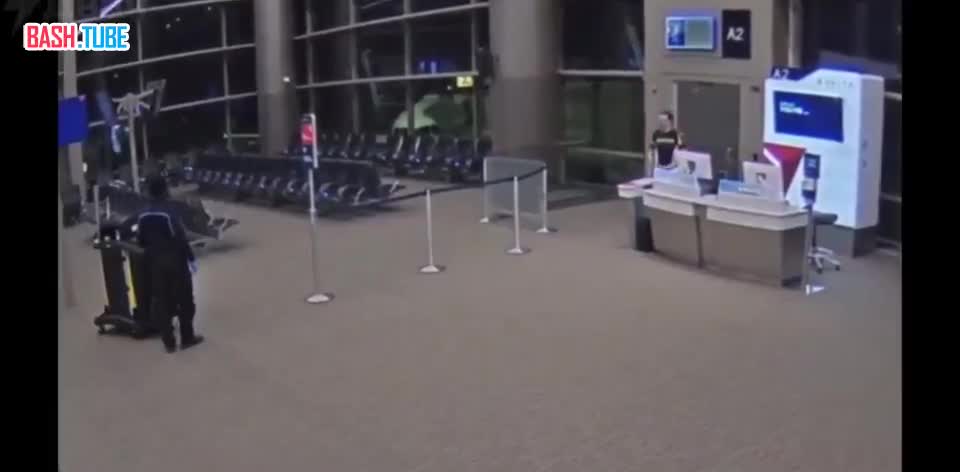  В аэропорту Солт-Лейк-Сити не успевающий на свою посадку мужчина вышел через аварийный вход и побежал напрямую к самолёту