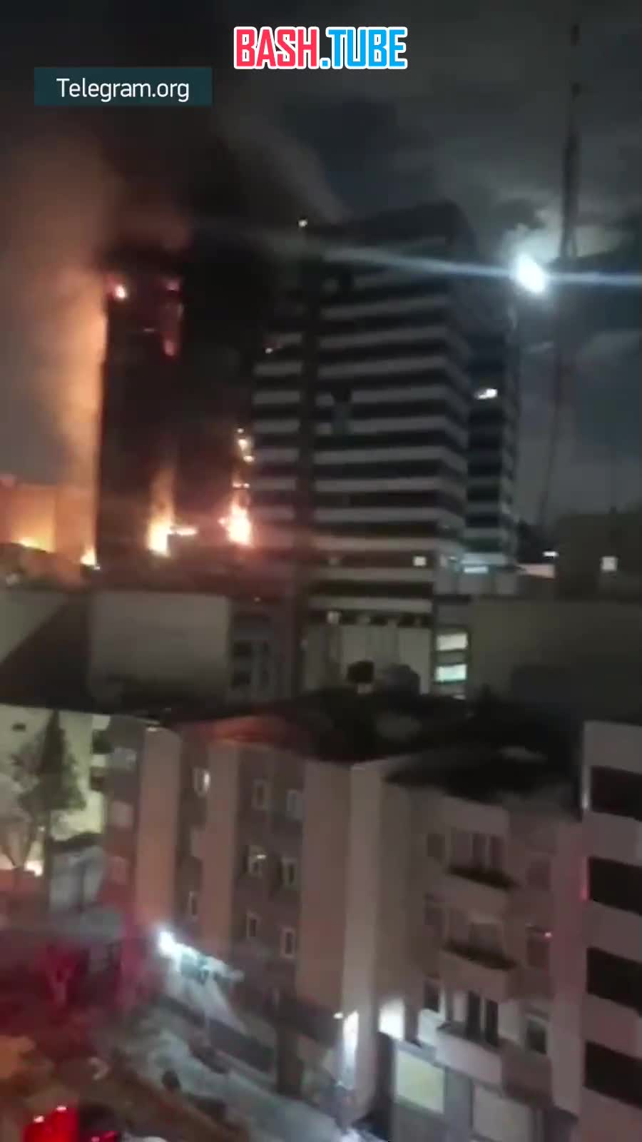 ⁣ Больница Ганди вспыхнула как факел в Тегеране, огромные языки пламени вырываются из здания