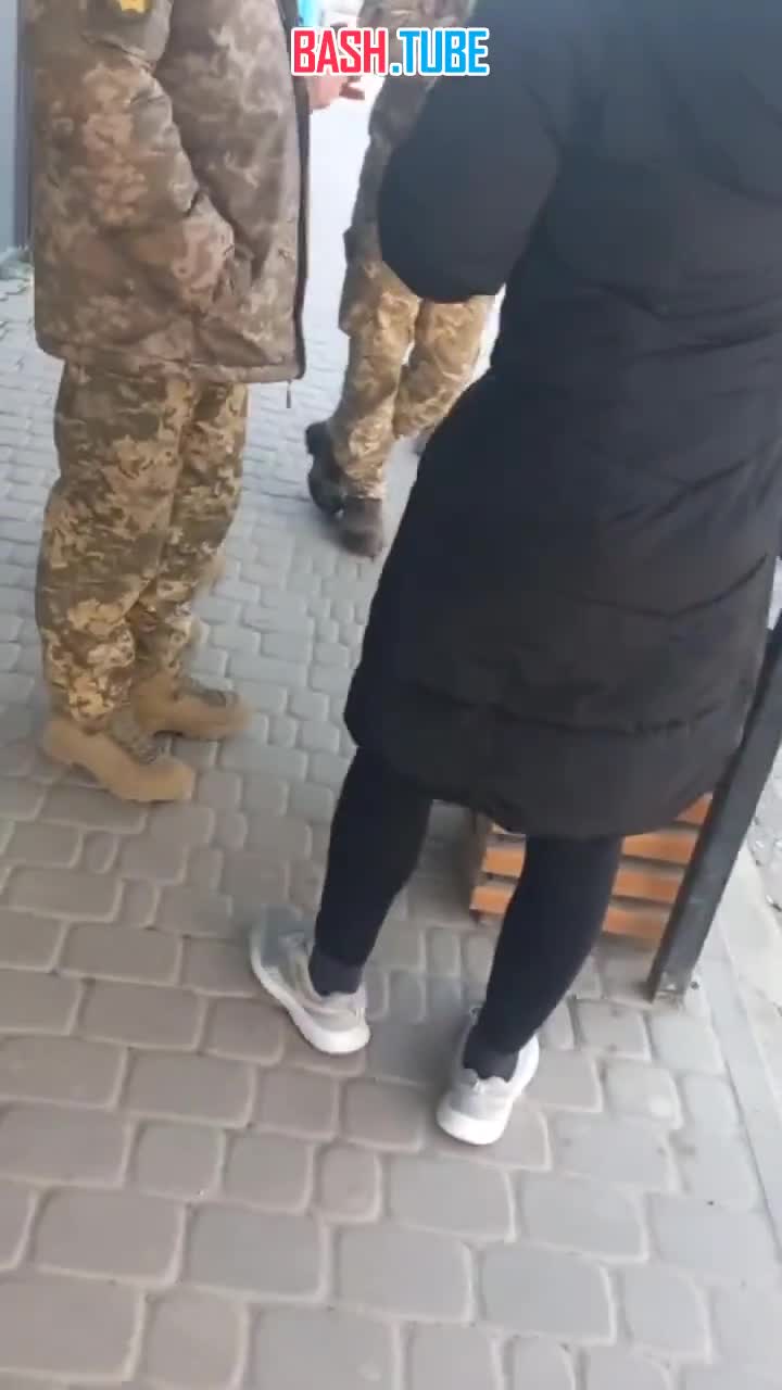 ⁣ ‍Женщины гонят военкомов, чтобы спасти мужиков Ужгорода от отправки на бойню