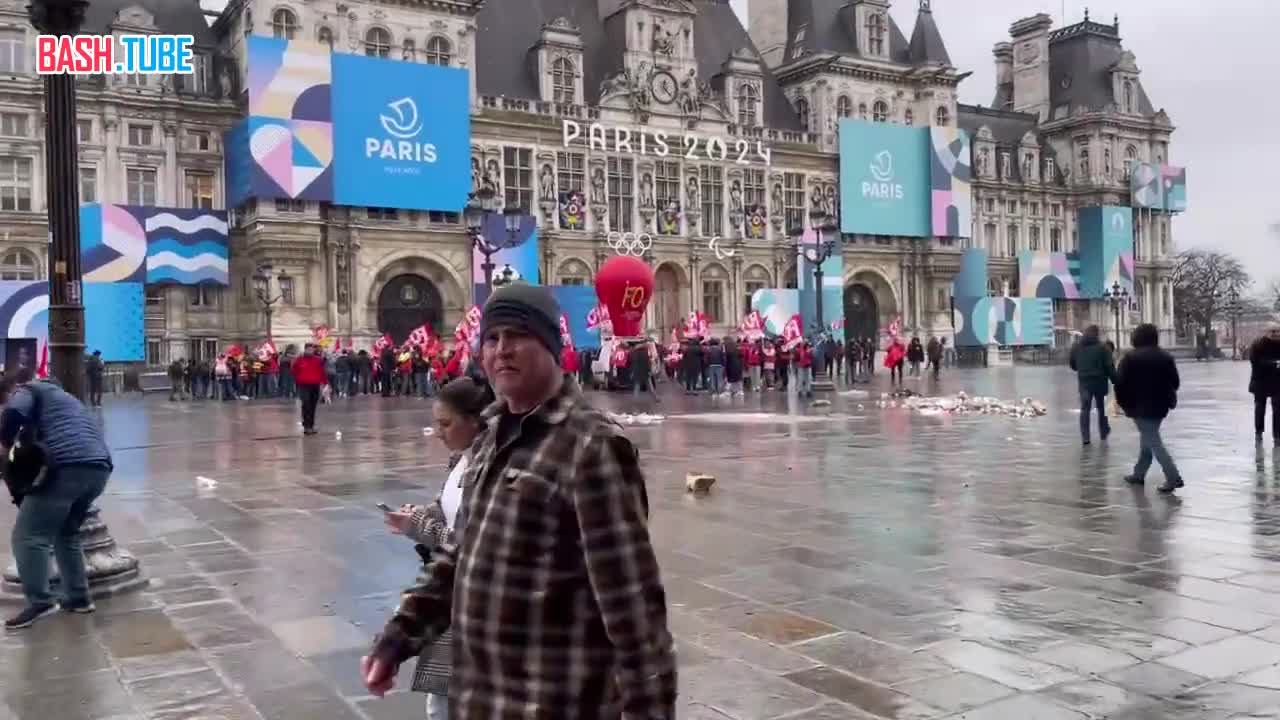  Активисты во Франции провели акцию протеста против ОИ-2024 у мэрии Парижа под звуки гимна СССР