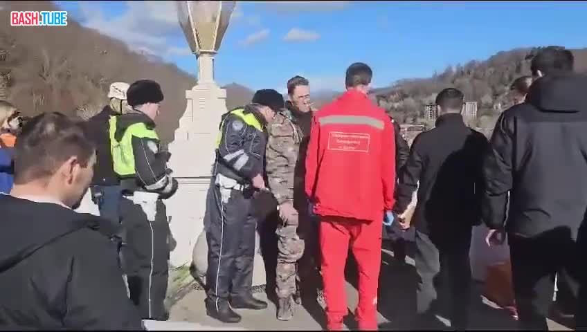 ⁣ В Сочи спасли мужчину, собиравшегося совершить самоубийство - в последний момент его сняли с Мацетинского моста
