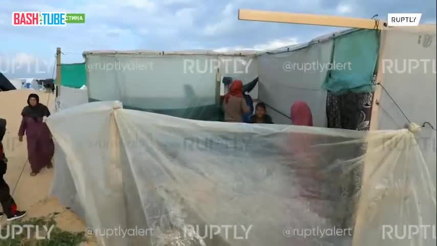 ⁣ Жители лагеря беженцев в Газе вынуждены спать на досках из-за нехватки палаток