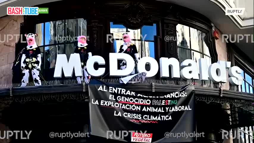 ⁣ Экоактивисты в костюмах залезли на здание McDonald"s, требуя бойкотировать сеть за ее предполагаемую поддержку ЦАХАЛ
