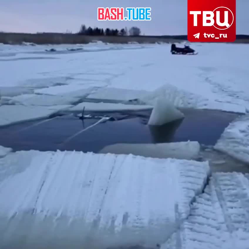 ⁣ Сразу три автомобиля ушли под лёд на реке в Северодвинске
