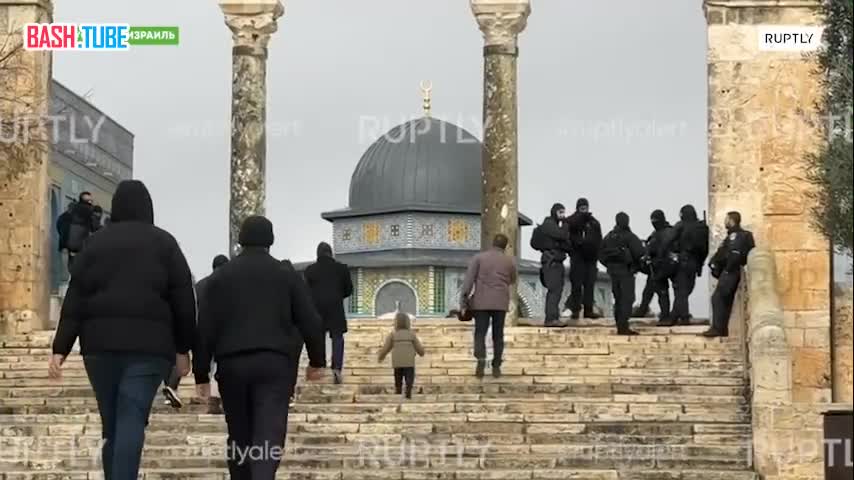 ⁣ Тысячи мусульман приняли участие в пятничной молитве в мечети Аль-Акса в Иерусалиме