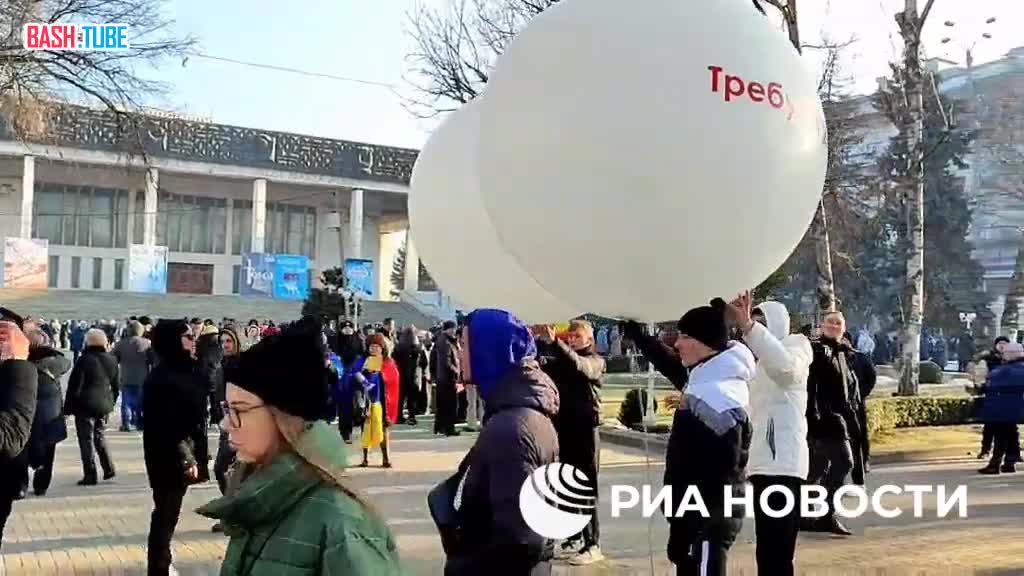  Сторонники оппозиционной партии «Возрождение» собрались на митинг у здания парламента в Кишиневе