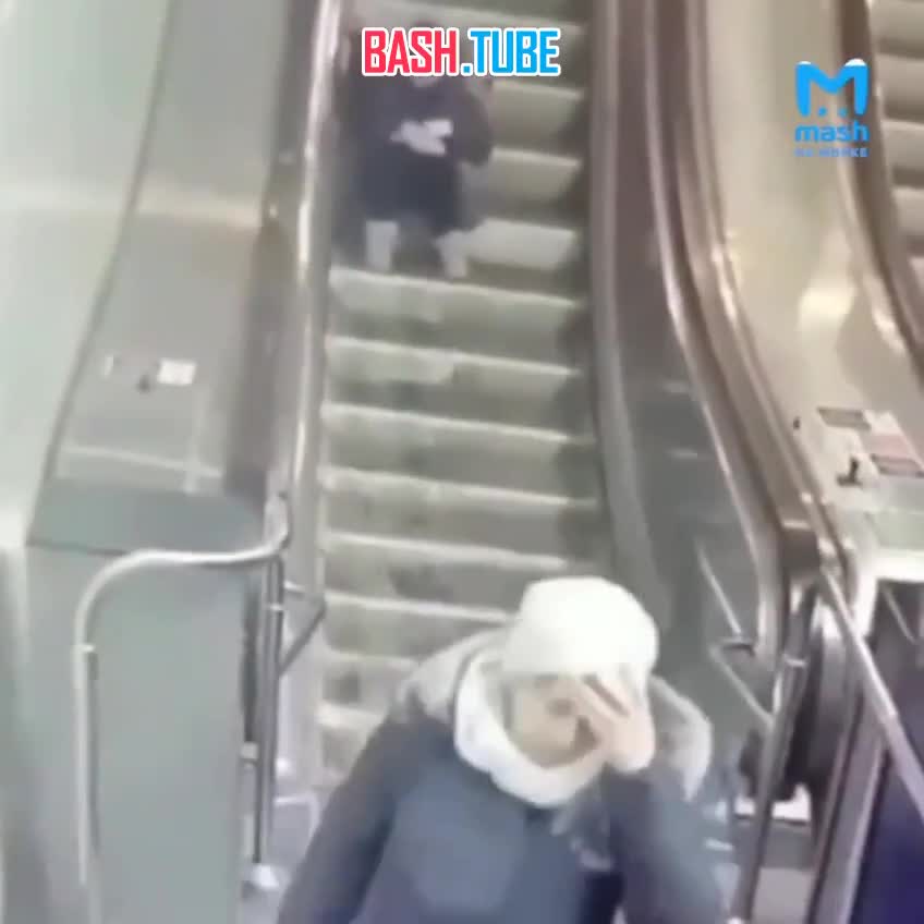 ⁣ Ответ на вопрос, почему нельзя сидеть на эскалаторе в метро
