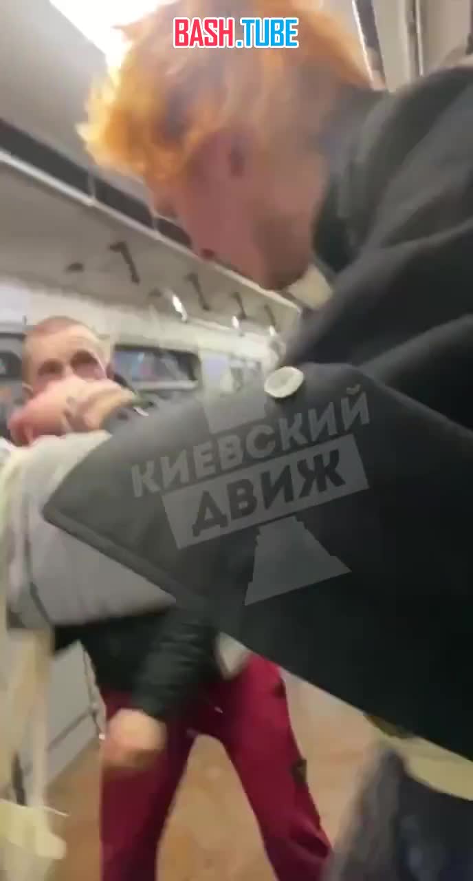 ⁣ Бойцы ВСУ, ушедшие в увольнение, встретили в киевском метрополитене молодого человека и жестоко его избили