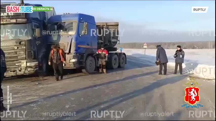  Восемь машин, пять из которых грузовые, столкнулись на федеральной трассе в Свердловской области