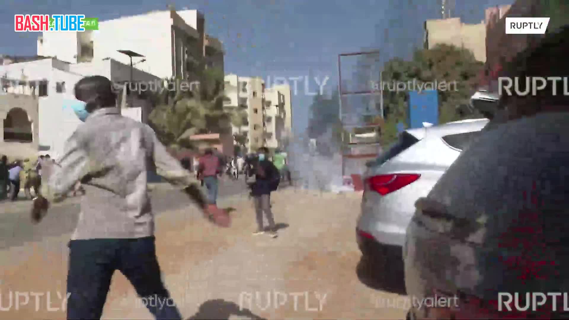 ⁣ Массовые протесты в Дакаре против переноса президентских выборов в Сенегале закончились столкновениями с полицией