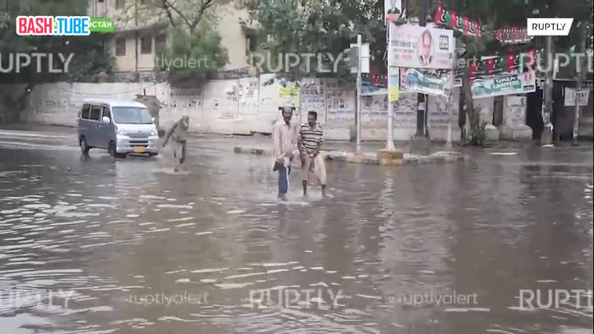 ⁣ Сильнейший дождь вызвал наводнение в портовом городе Пакистана