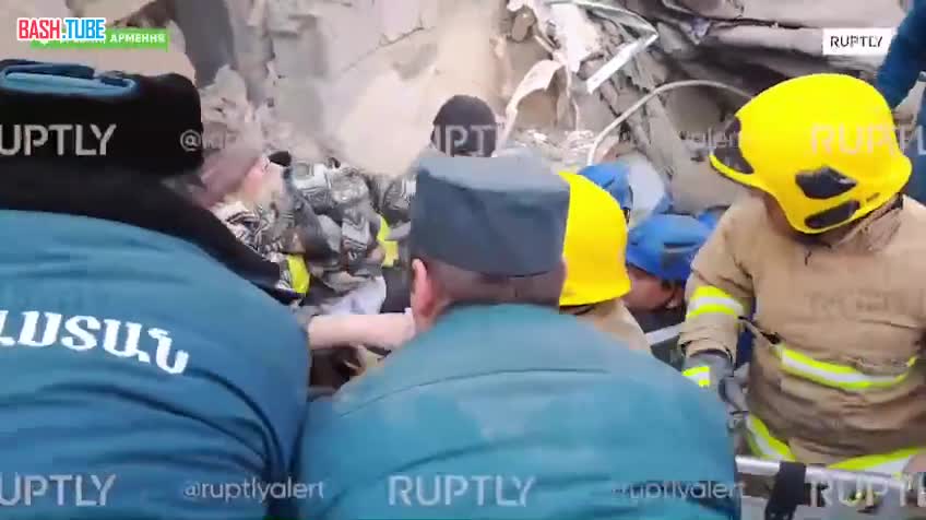 ⁣ По меньшей мере два человека остаются под завалами обрушившихся из-за взрыва зданий в Ереване