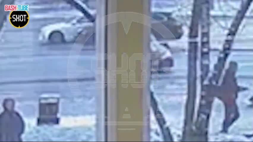 ⁣ Тюнингованный вишнёвый Lexus вылетел на тротуар и сбил девушку в Хорошёвском районе Москвы