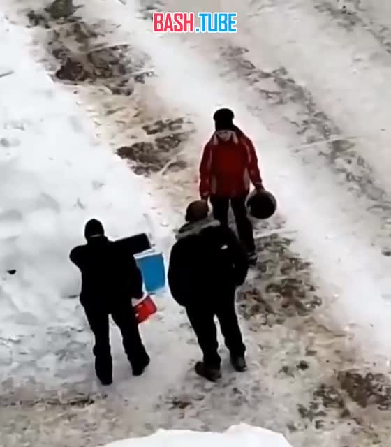 ⁣ В Кирове мужчина избил дворника-инвалида за то, что тот случайно попал солью ему на ботинок