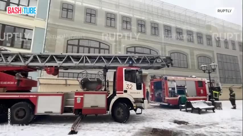  Пожарные МЧС РФ работают на месте возгорания в центре Москвы