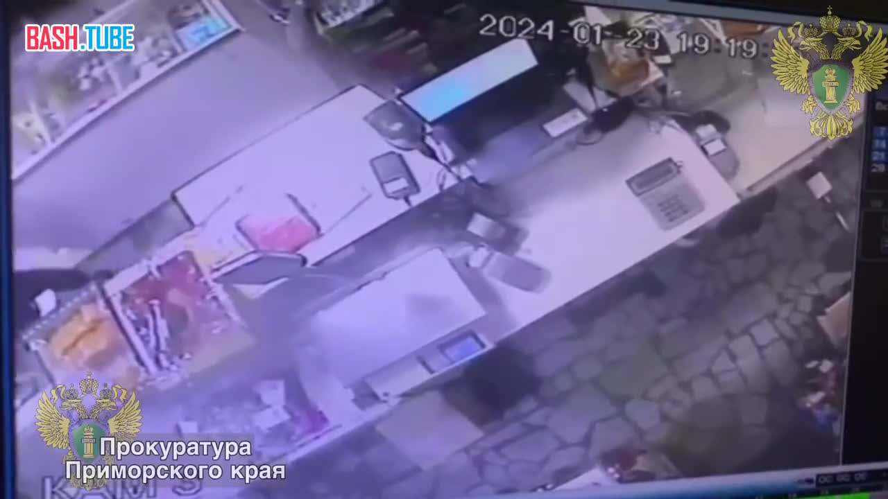 ⁣ В Приморье мужчина ограбил магазин, угрожая продавцам ножом