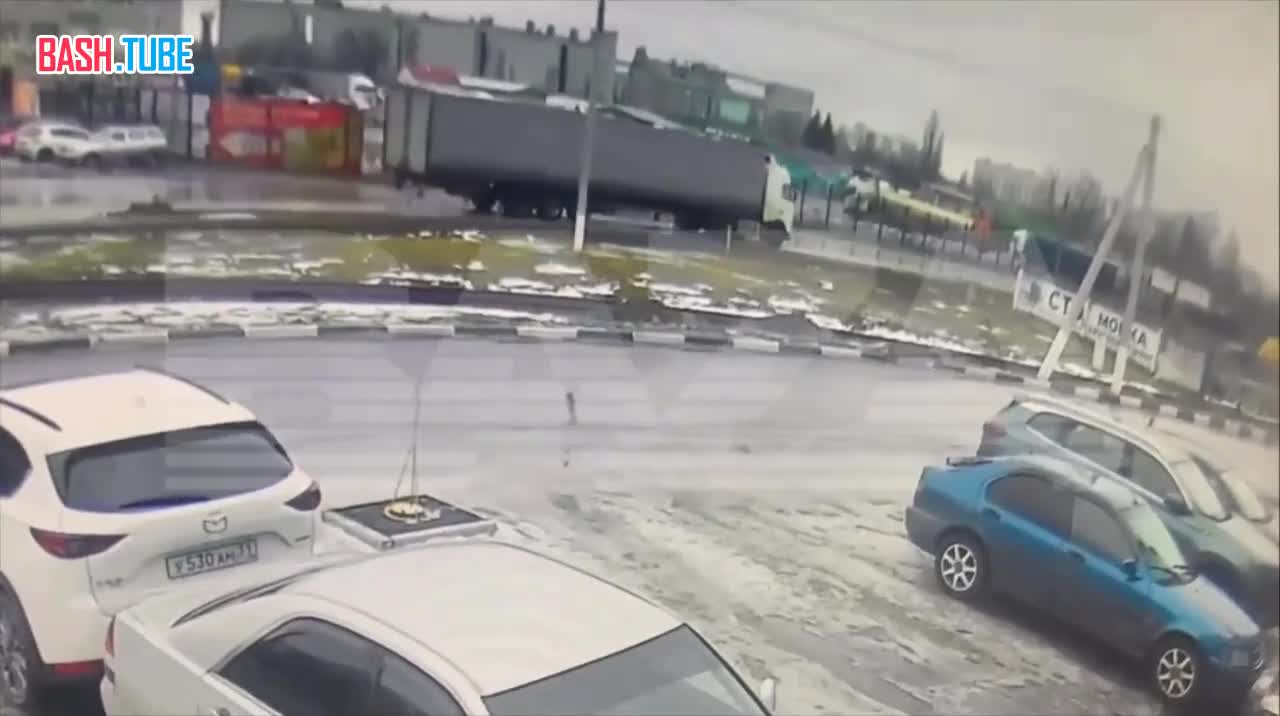 ⁣ Водитель фуры ранен во время обстрела Белгорода – снаряд упал прямо рядом с кабиной грузовика