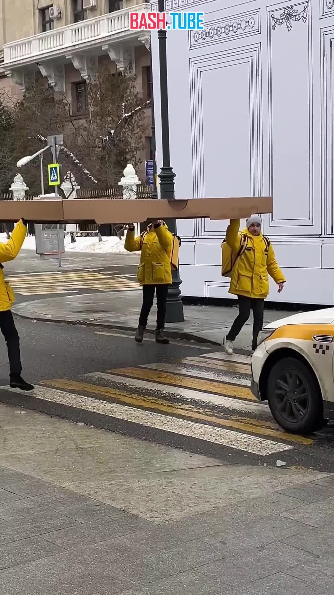 ⁣ Курьеры в Москве доставили гигантскую пиццу размером не менее 4 метров